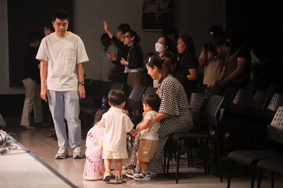 業界を超えて人々がつながるコミュニティのイメージ