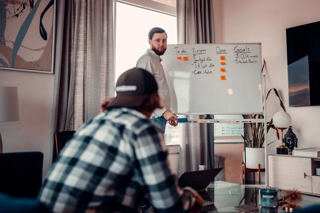 認知から刈り取りまでのマーケティングファネルと媒体選定の考え方を解説するホワイトボードのイメージ