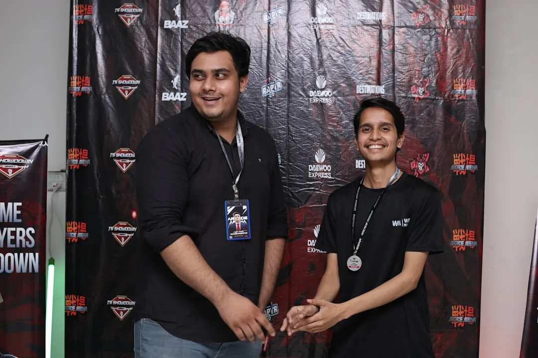 eスポーツ競技に参加するゲーミングチームの選手たち