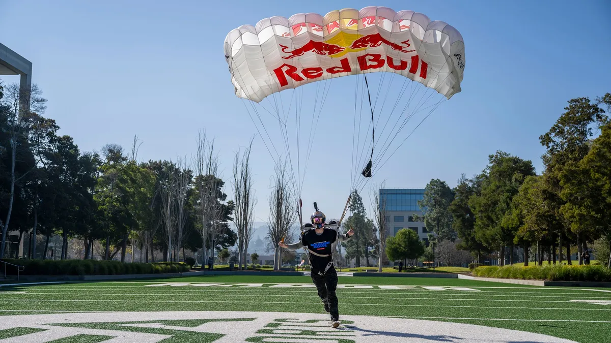 Red Bullのパラシュートで着地するスカイダイバーが写るリアルイベントの様子