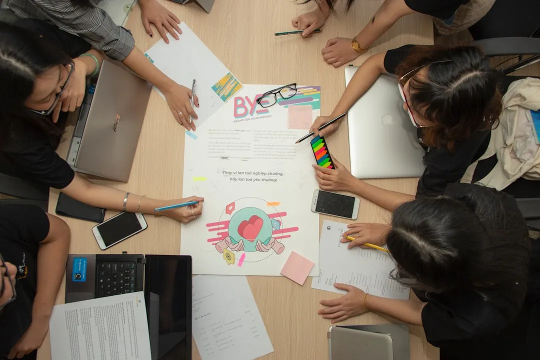 マーケティング担当者が広告媒体選定の戦略を議論するミーティングシーン