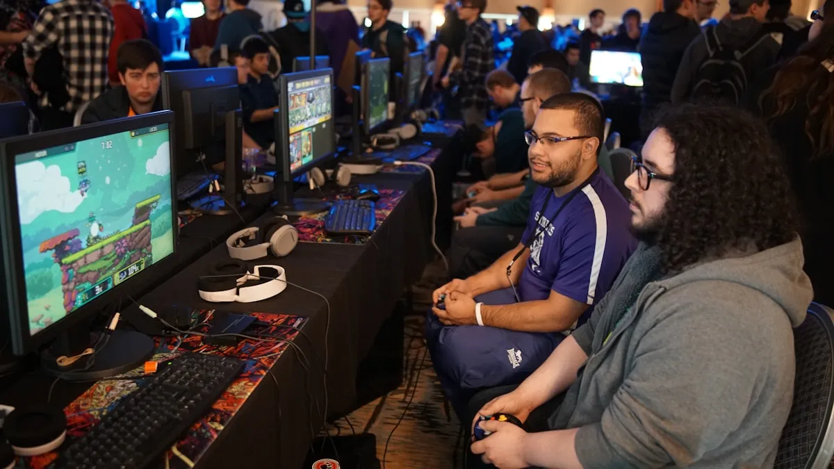 eスポーツ大会で複数のプレイヤーがオンラインゲームに集中する様子