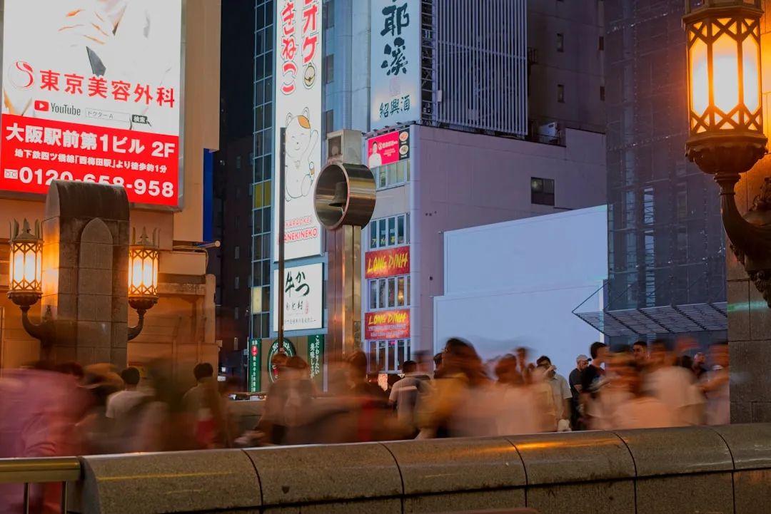 夜の都市に並ぶデジタルサイネージ広告のイメージ