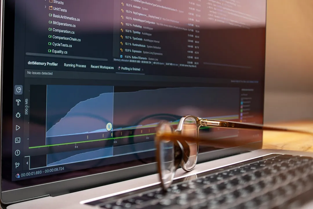 広告効果測定のデータ分析ダッシュボードとコードを確認するエンジニア