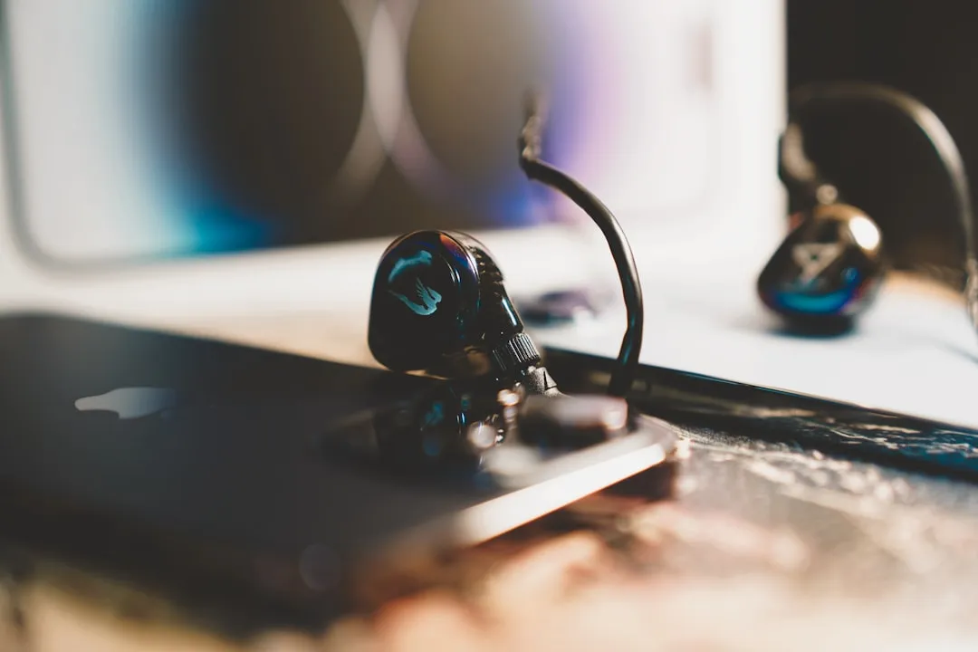 モバイルゲームをプレイしながらヘッドフォンで音声広告を聴くユーザーのイメージ