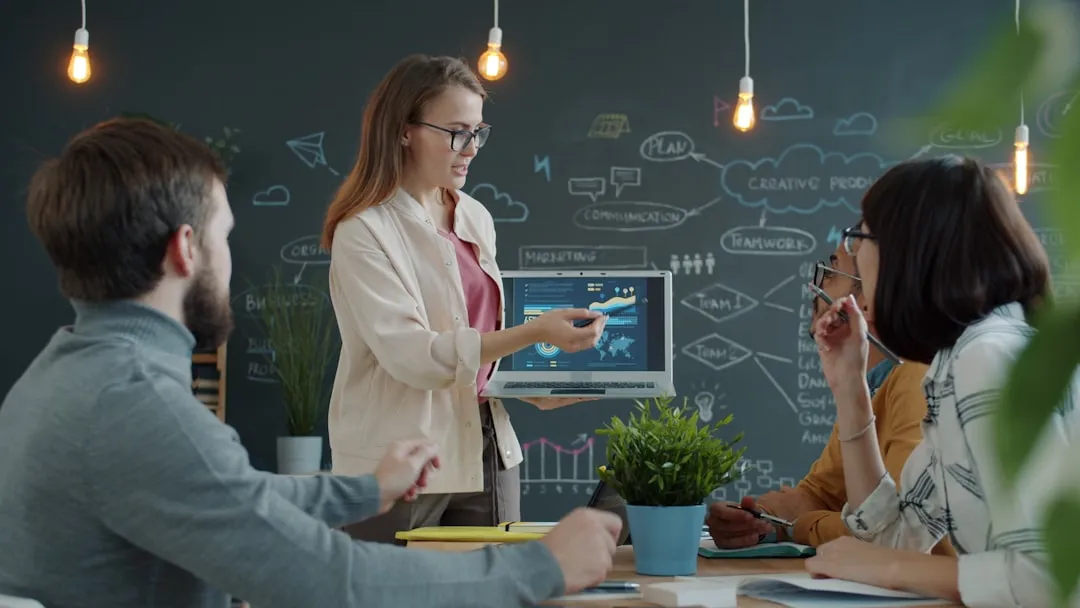 マーケティング施策の企画会議——親子向け施策を選定・比較するプランニングシーン