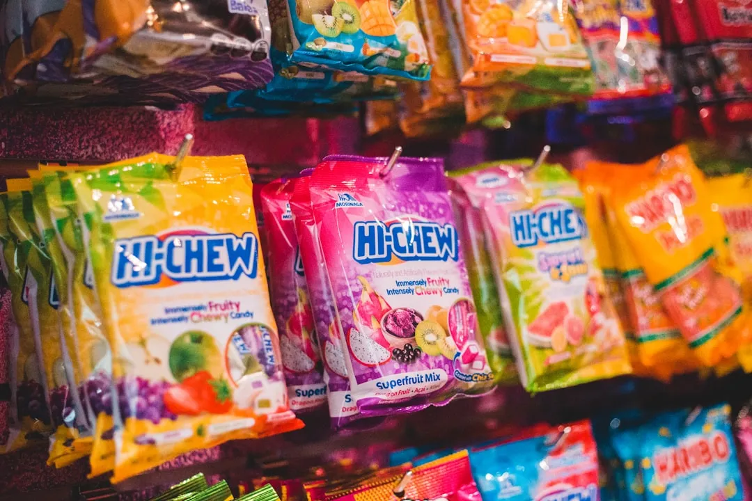 日用品メーカーのファン化施策：消費財製品と販売棚のイメージ