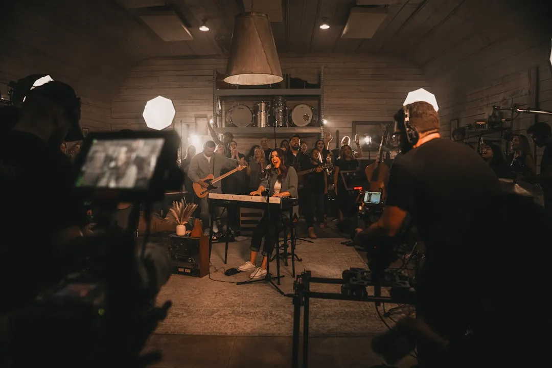 従来型広告（テレビCMや屋外広告）の現状を表すイメージ」 width=