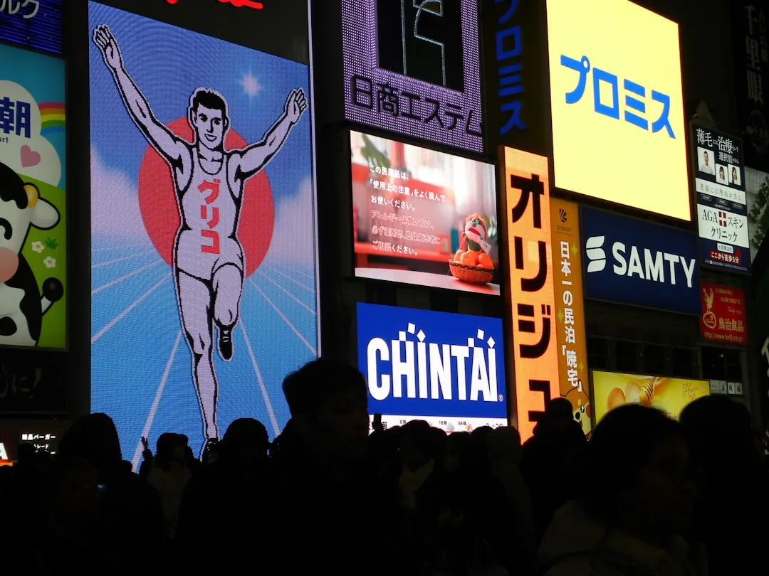 スポーツスタジアムの広告看板と観客席の様子