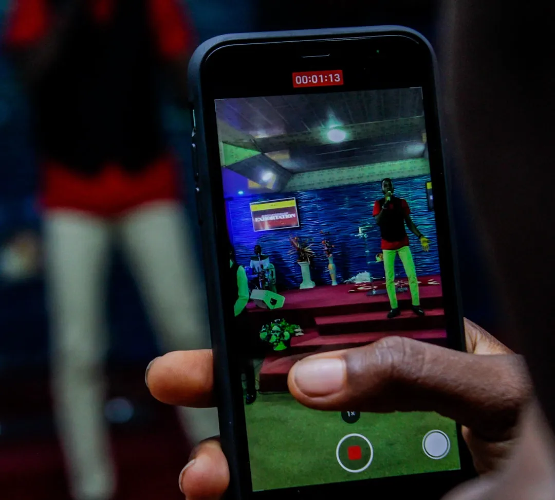 スマートフォンでモバイルゲームをプレイするユーザー——ゲーム内広告が届く環境のイメージ