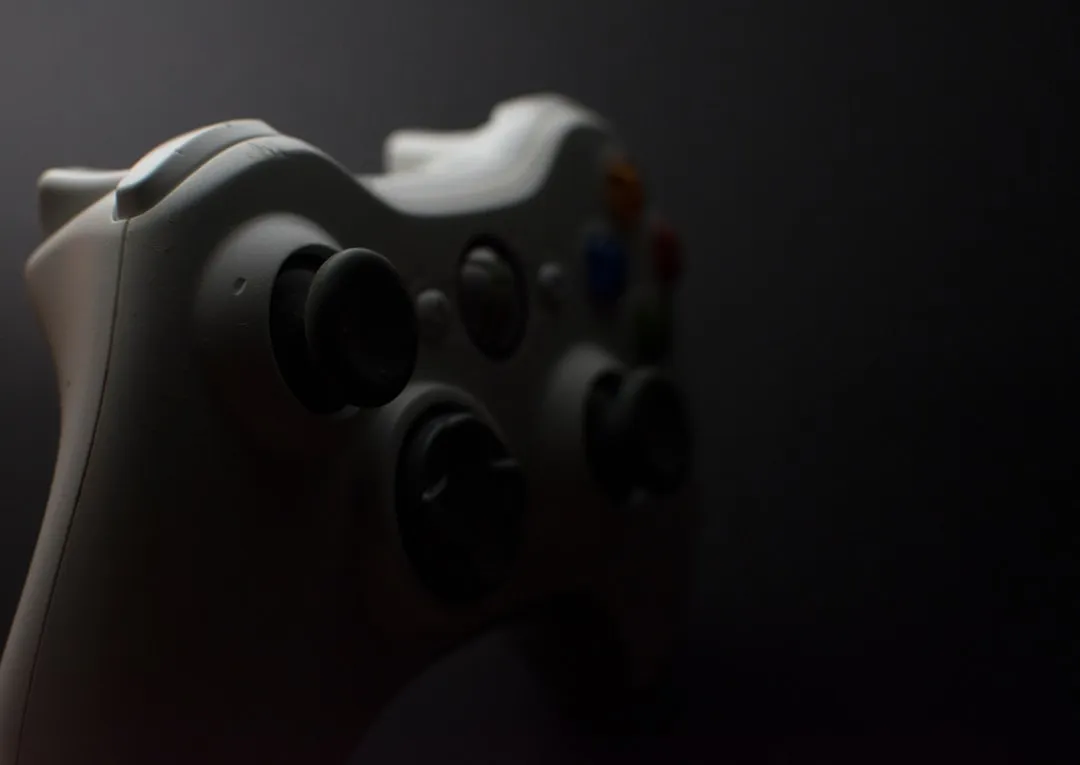 ゲームコントローラーのクローズアップ。ゲーム内広告のブランドセーフティデータを視覚的に表現