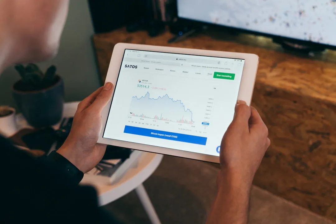 マーケティング分析ダッシュボードでデータを確認する担当者」 width=