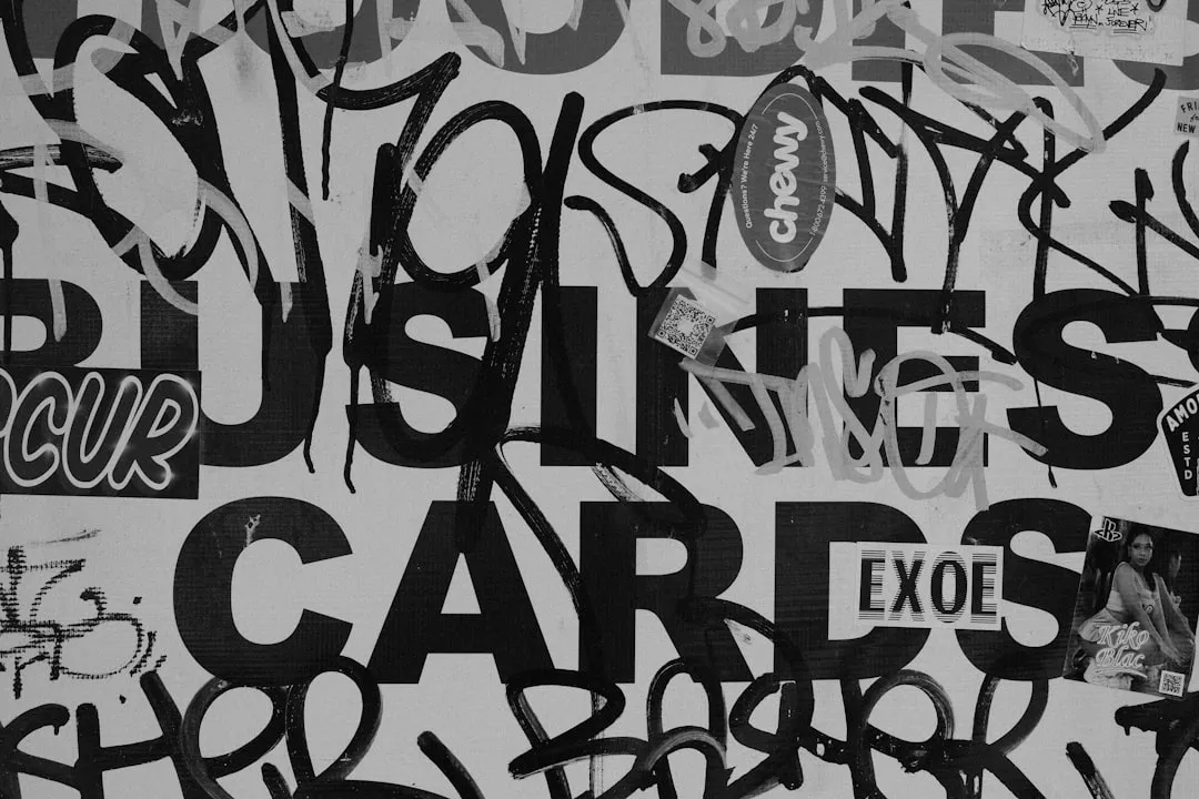 広告手法の選び方を検討するマーケティング担当者のイメージ