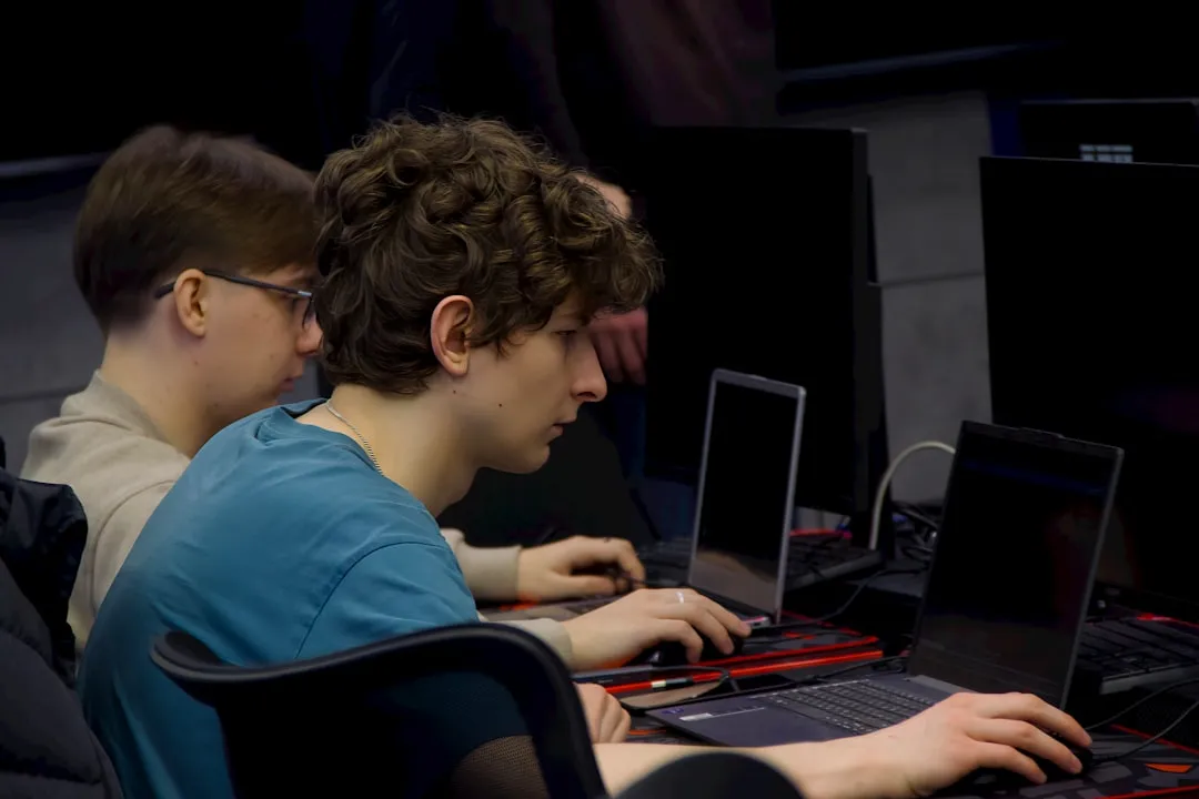 eスポーツ大会でゲームをプレイする若年層ゲーマーたち