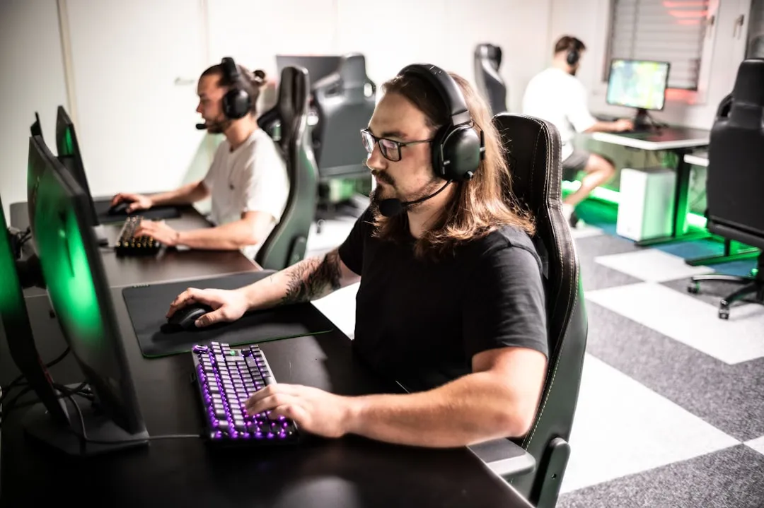 プロゲーマーがゲームをプレイしている様子：ゲーム内サイネージ広告はプレイを妨げず、リワード広告と組み合わせてブランド認知から好感度向上まで段階的に設計できる