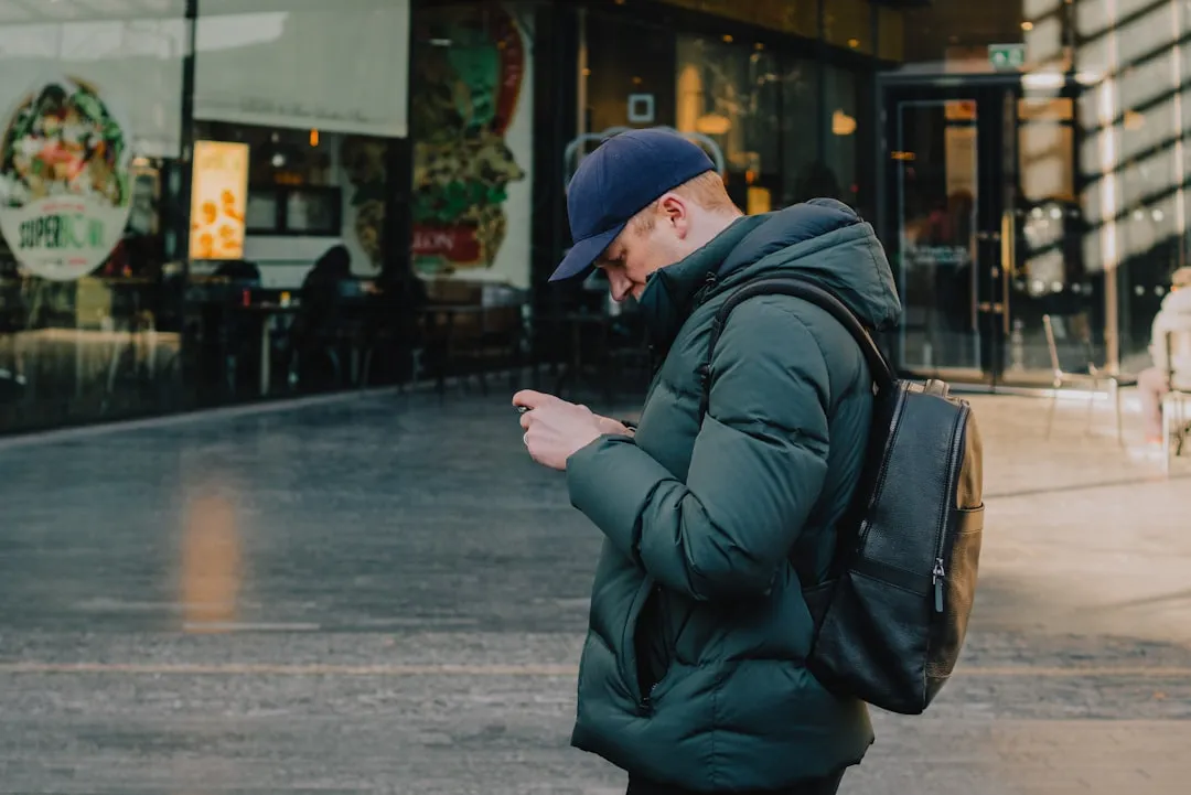 スマートフォンを使うZ世代の若年旅行者とデジタル接点のイメージ