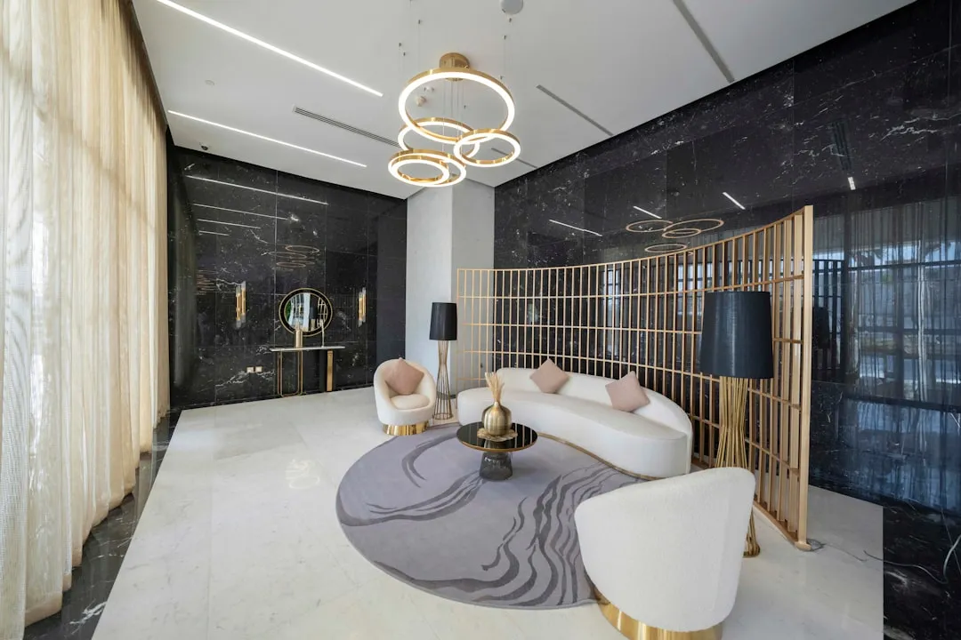 ホテル・レジャー業界のブランド体験課題を示すインフォグラフィック