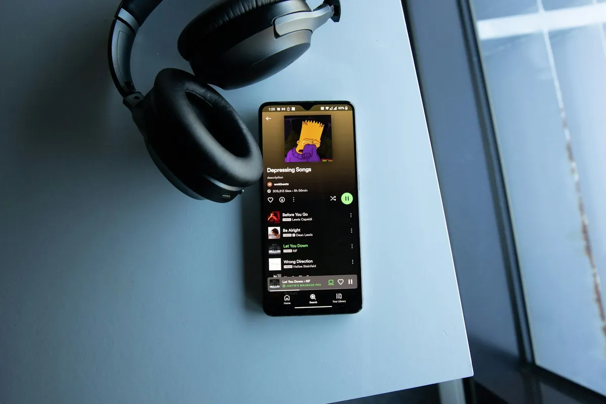 スマートフォンを操作するZ世代の若者