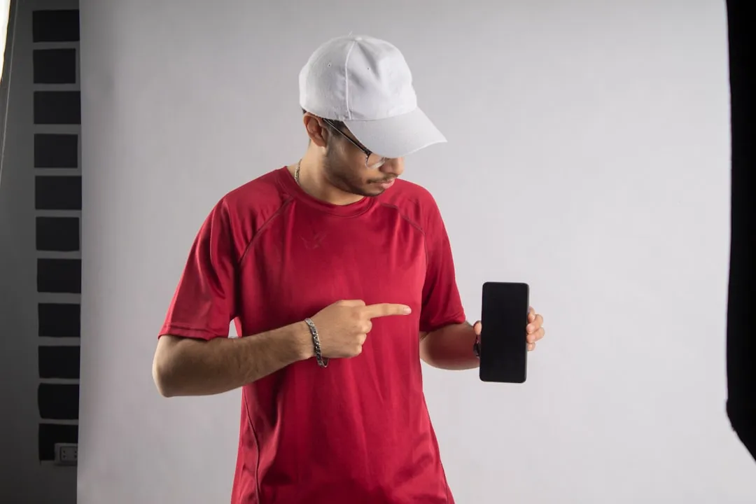 スマートフォンで動画コンテンツを視聴する若年層。若年男性のゲーム時間帯はOTT広告ではリーチできない