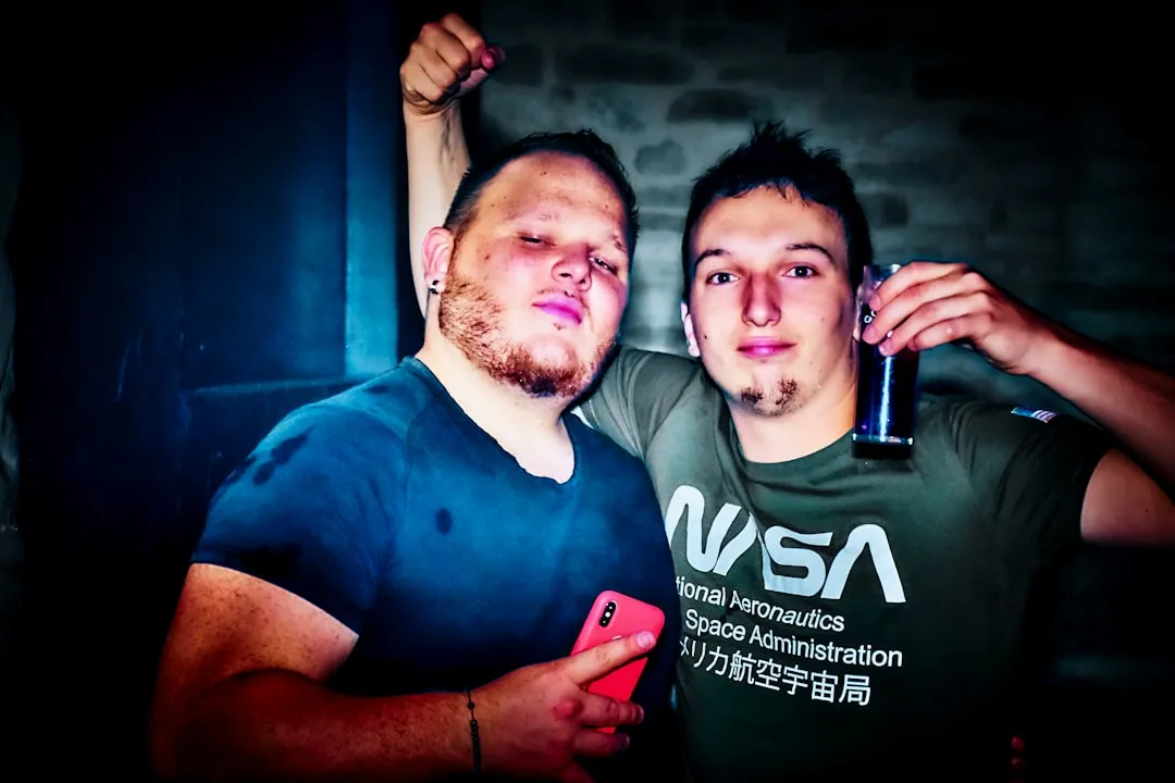 ゲーム内広告の顧客接点イメージ：ゲーム空間の看板・モニターに動画広告が配信される様子