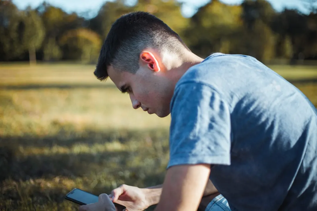 Z世代向け認知設計の三位一体フレーム：OOH→SNS→ゲーム内広告