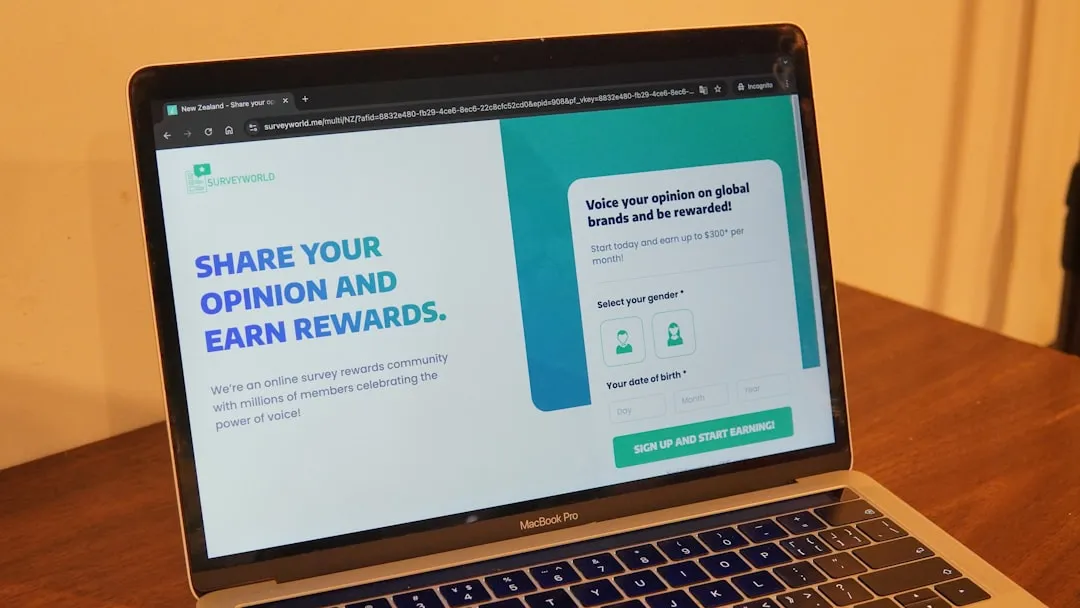 調査データを表示するMacBookとアンケート画面：デジタル接点統合と効果測定のイメージ