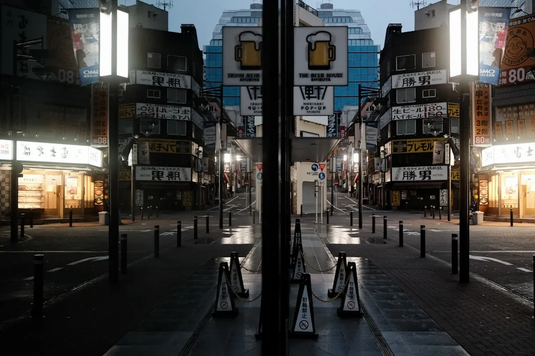 日本の繁華街の街並みイメージ