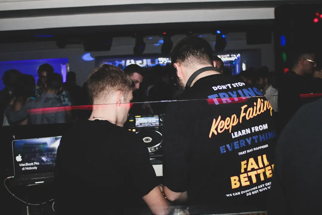 eスポーツ観戦やゲームコミュニティに集まる若者たちの様子