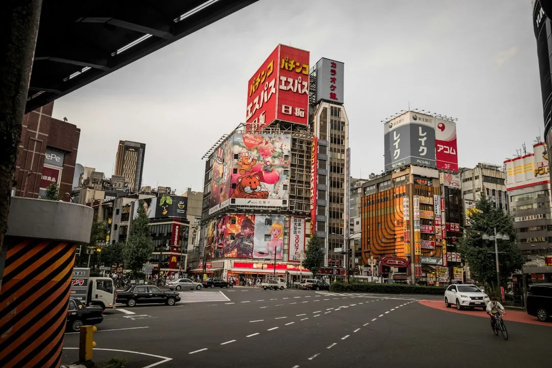 大型の屋外看板やビジョンが並ぶ東京・新宿の街並み