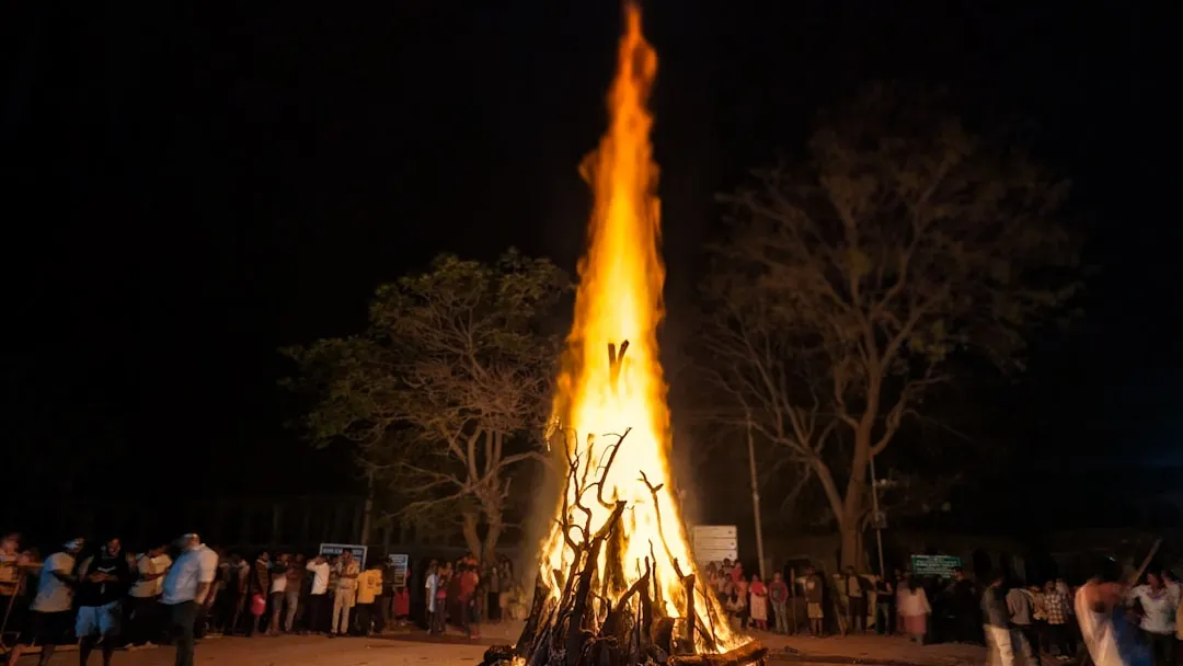 地域コミュニティが集まる屋外イベントの様子。体験型マーケティングにおける地域との共創を表す。