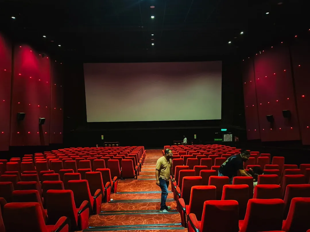 映画館のスクリーンに映る作品のイメージ。プロダクトプレイスメントの全体像
