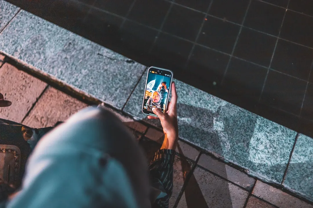 スマートフォンで体験をシェアするユーザー生成コンテンツのイメージ