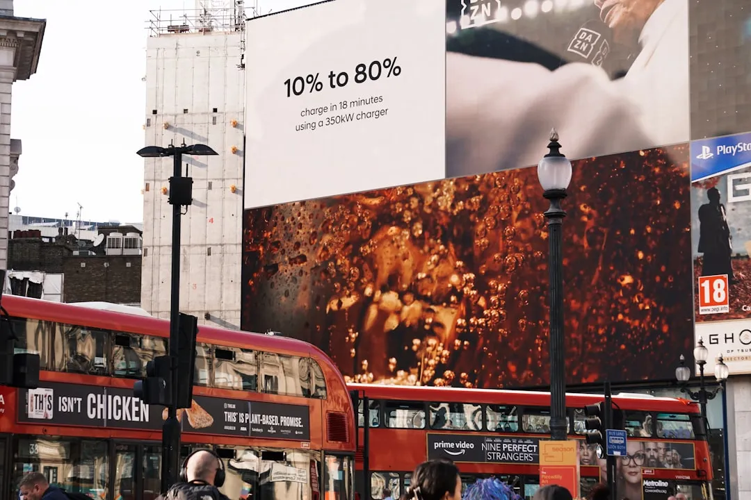 街を走る交通広告・バス広告の屋外OOH事例