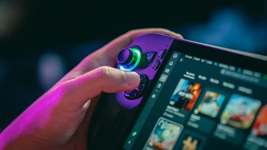 ゲーム内広告の配信設定：入稿から配信開始までのポイントを示すゲームデバイスのイメージ