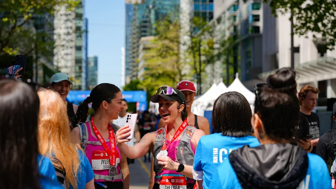 地域コミュニティイベントに集まった人々のイメージ