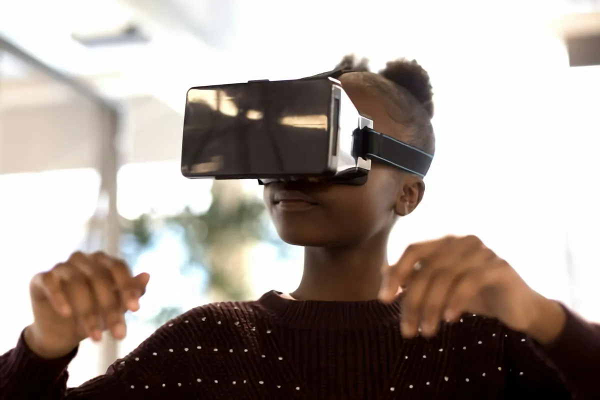 VRヘッドセットを装着しメタバース空間に没入するユーザー