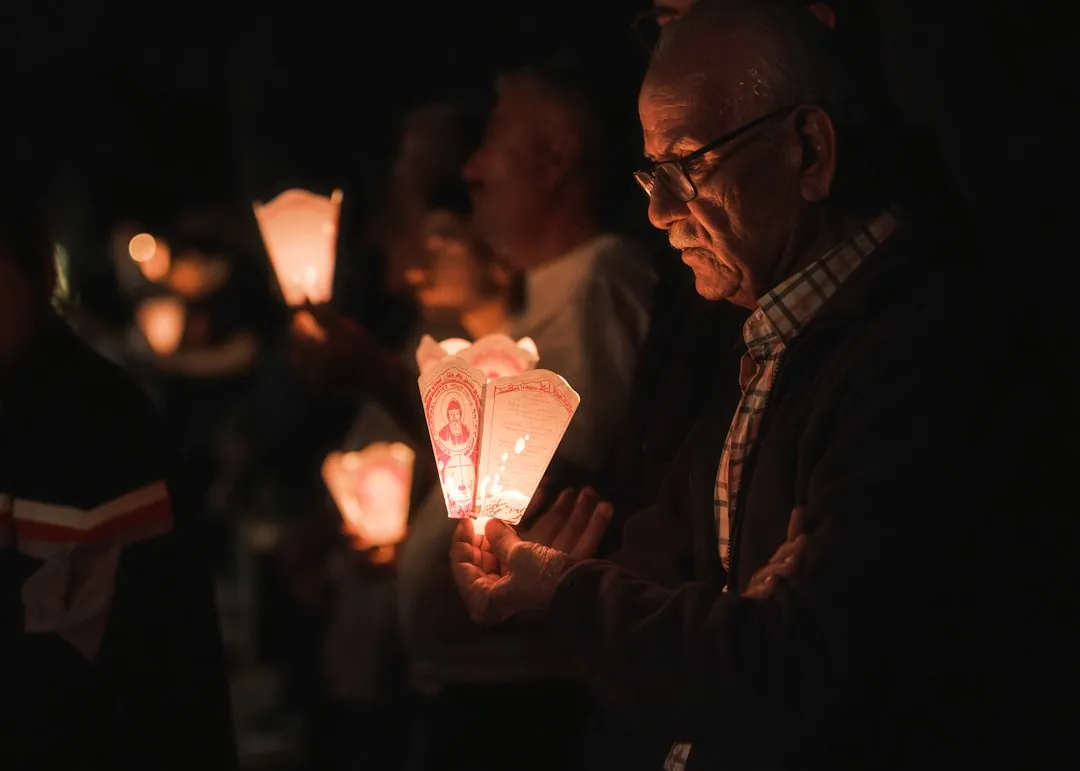ファンコミュニティを象徴する人々のつながりのイメージ