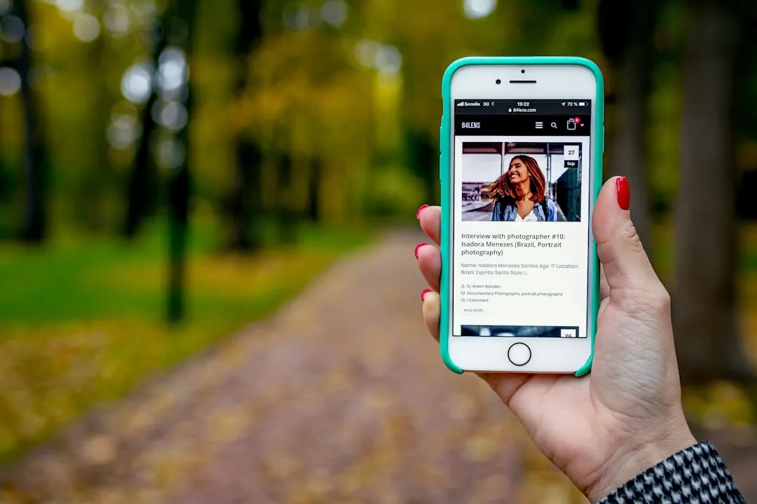 スマートフォンでデジタル広告を閲覧する若年層ユーザーのイメージ