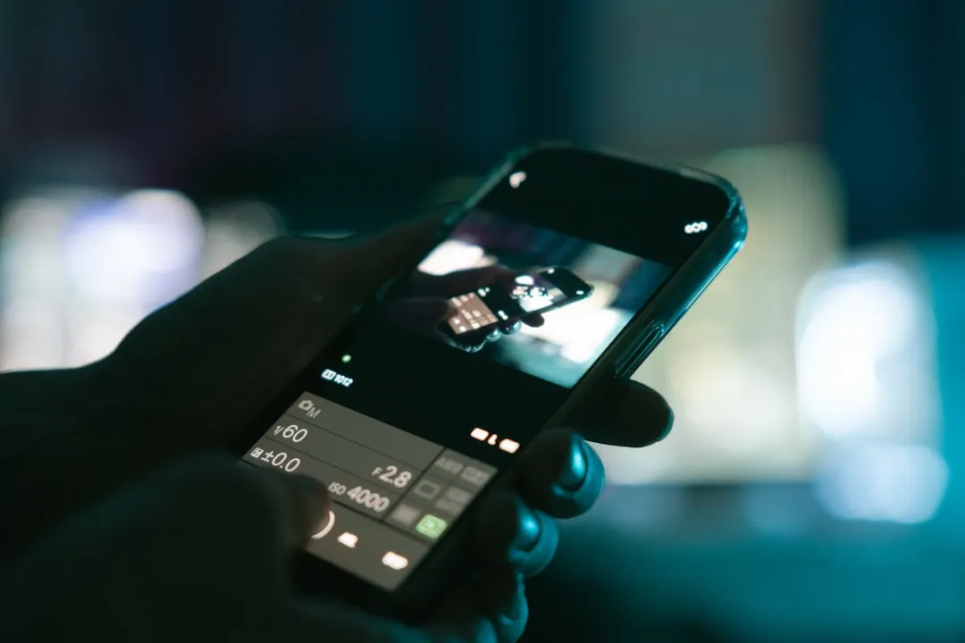 スマートフォンのSNSタイムラインにインフィード広告が表示されているシーン
