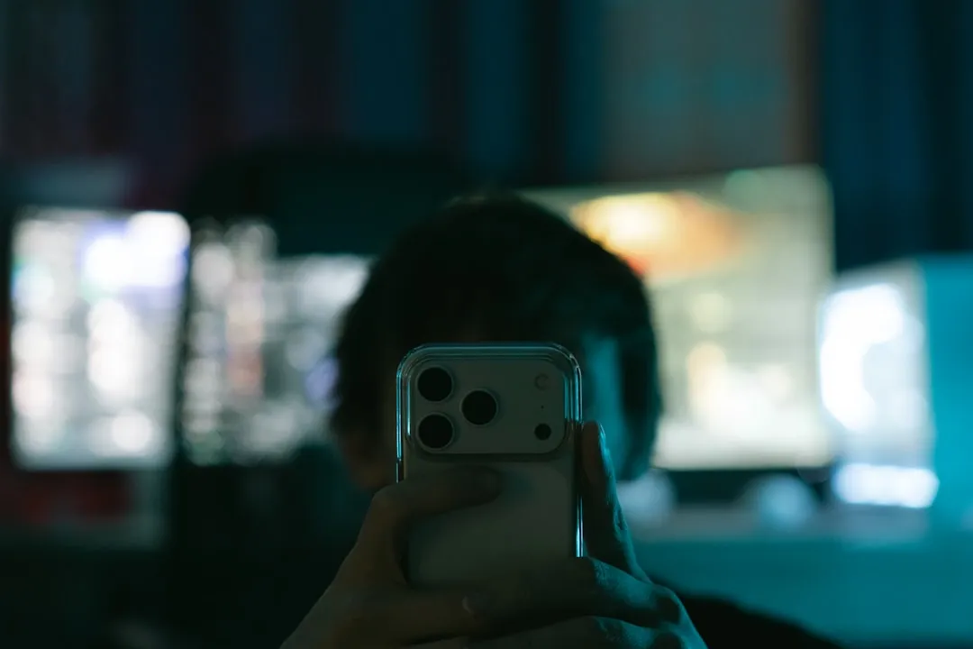 若年層がスマートフォンでモバイルゲームをプレイしているシーン」 width=