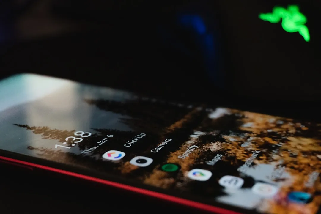 スマートフォンでモバイルゲームをプレイする様子。モバイルはゲーム内広告の最大プラットフォーム