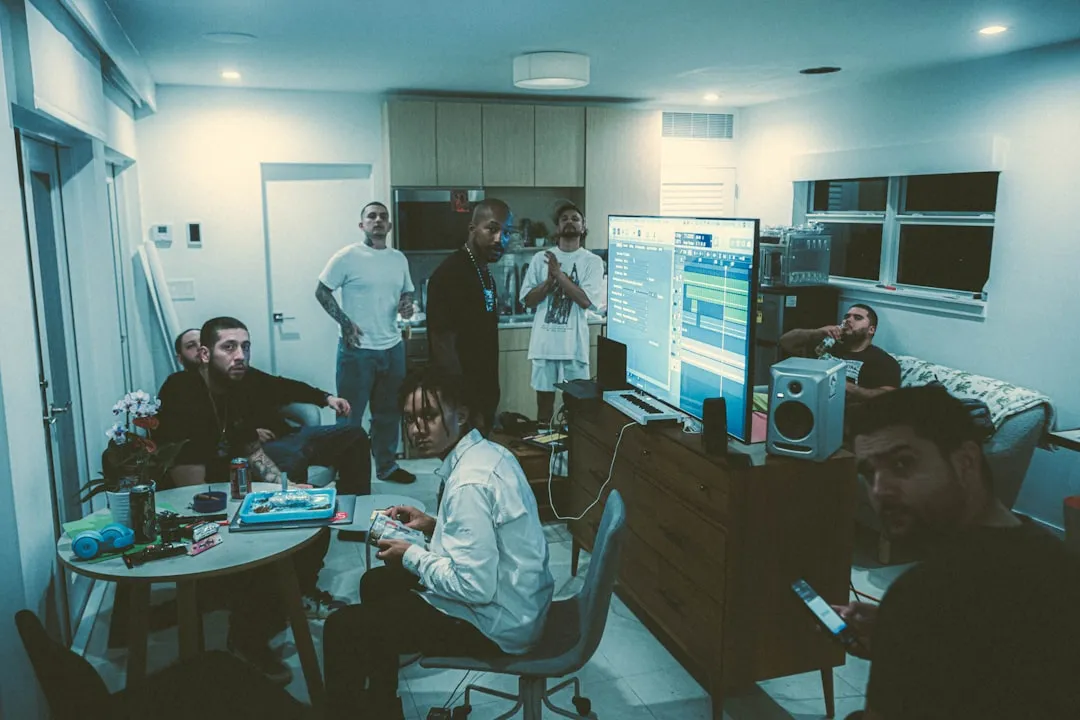 デジタル広告の統合運用設計と予算配分を議論するマーケティングチームのイメージ