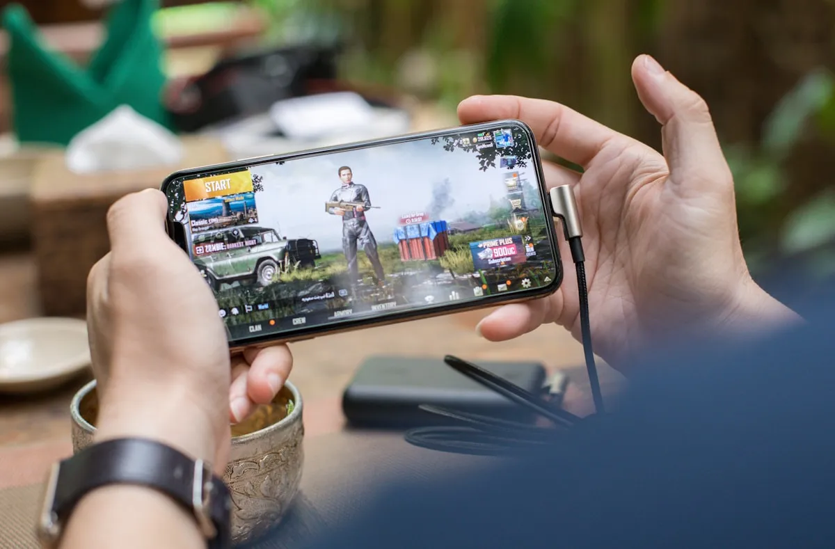 スマートフォンゲームで広告に接触する若年層のイメージ
