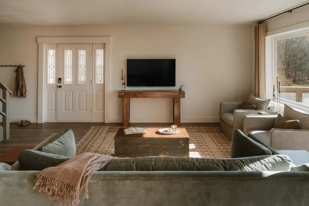 リビングルームでコネクテッドTVを視聴する様子。CTV広告の代表的な視聴環境」