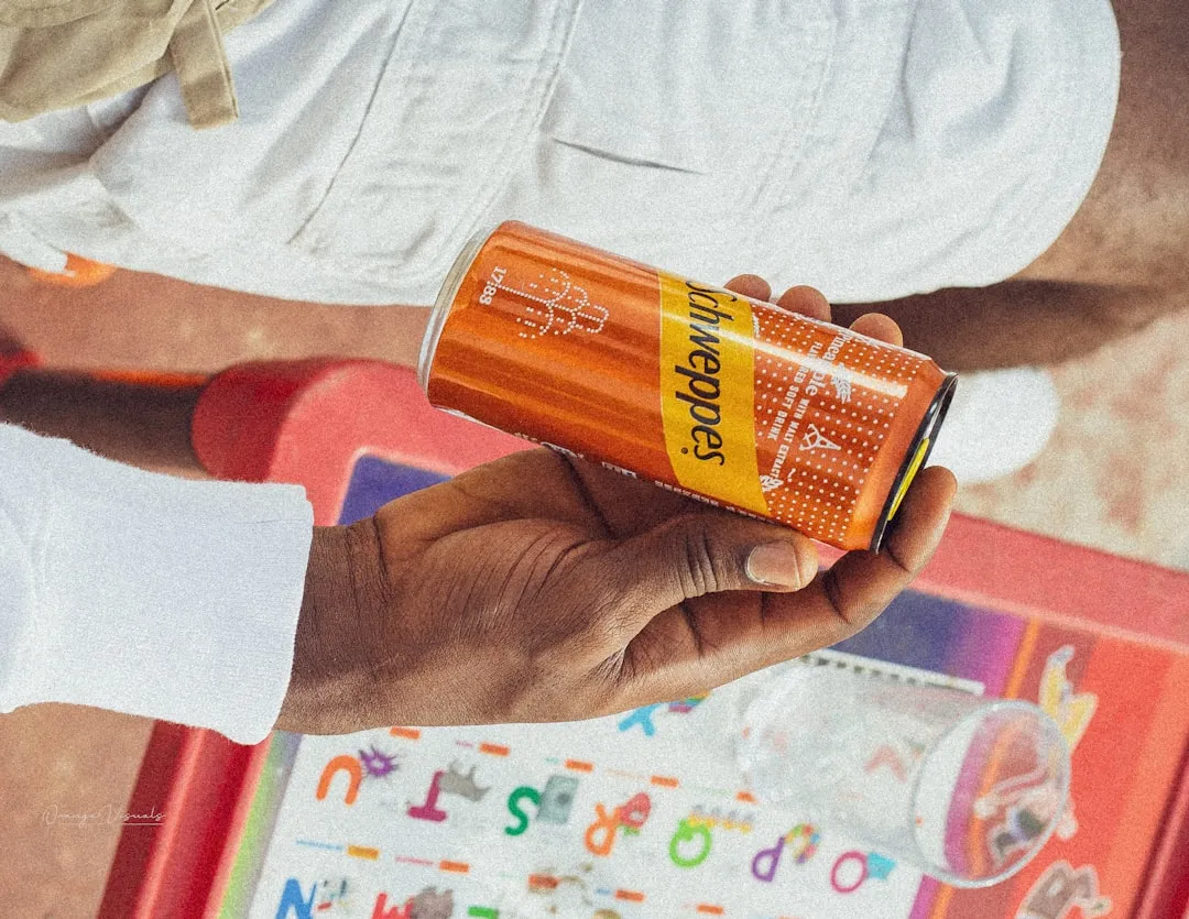 ゲームとエナジードリンクの親和性を示す若年層の飲料体験シーン」 width=