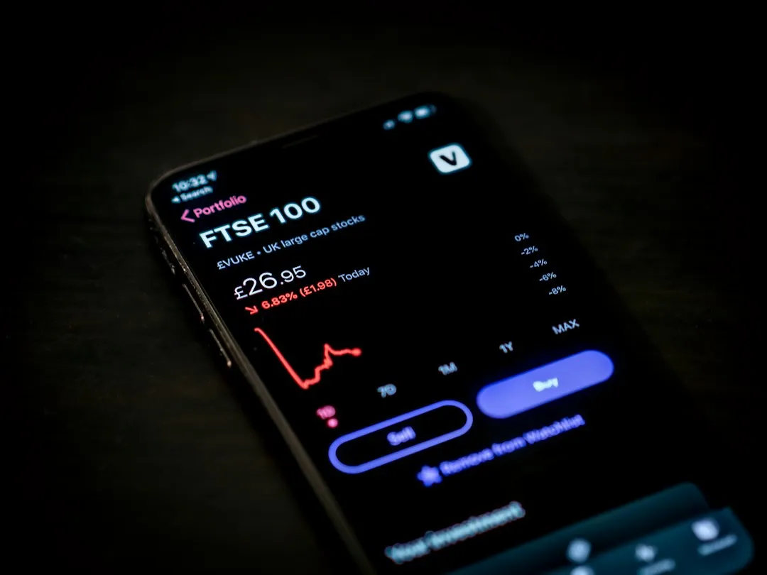 スマートフォンに表示された株価チャート(上場企業の株価推移のイメージ)