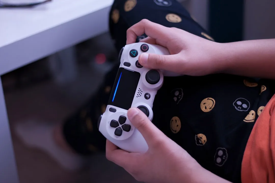 ゲームコントローラーを操作するα世代の子どものイメージ