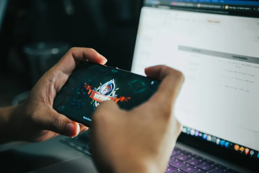 スマートフォンでモバイルゲームをプレイする女性ゲーマー。女性ゲーマー市場の規模と行動特性を示す」 width=