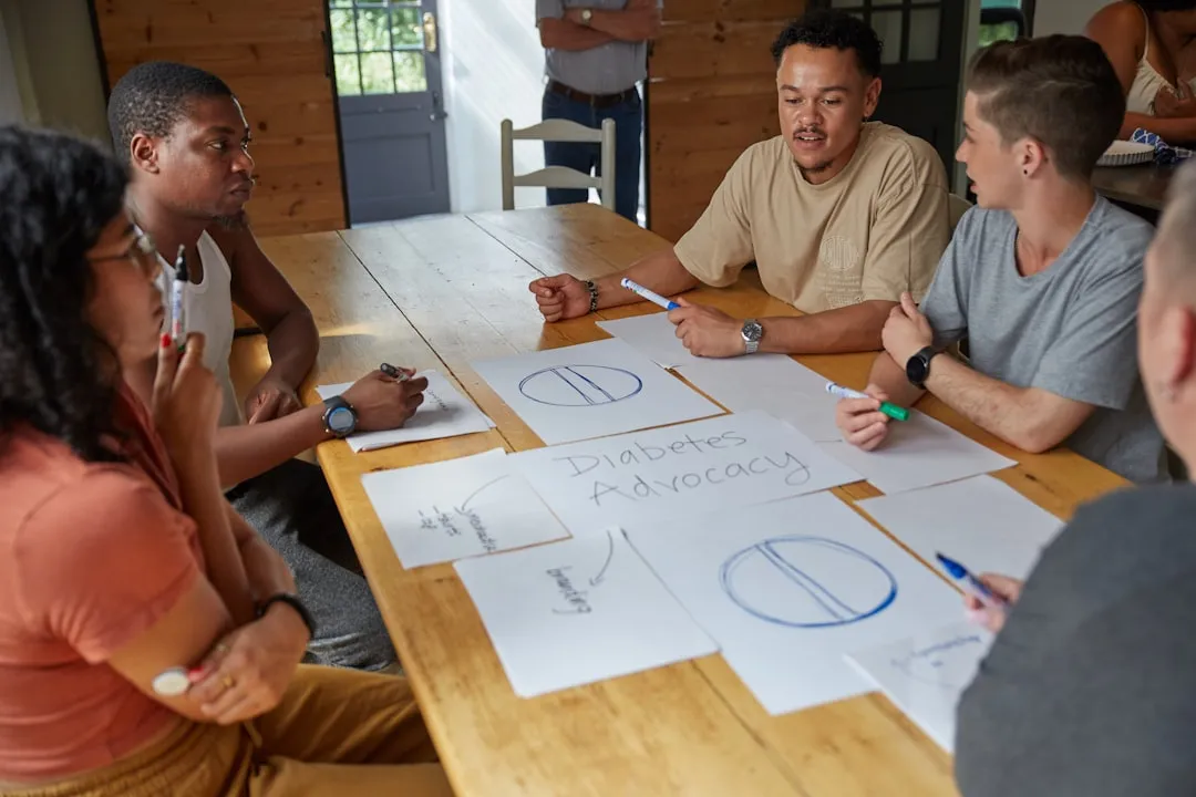 マーケティング戦略を分析するビジネスチームのミーティング。ゲーム内広告施策の効果測定イメージ