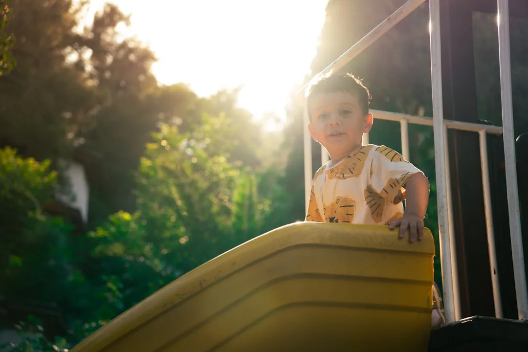 子どもと屋外で遊ぶ父親の姿。父親の消費行動と購買決定権は価格帯によって異なる」 width=